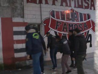 detuvieron a parte de la barrabrava de chacarita: tenian drogas, armas y dinero en su poder detuvieron a parte de la barrabrava de chacarita: tenian drogas, armas y dinero en su poder