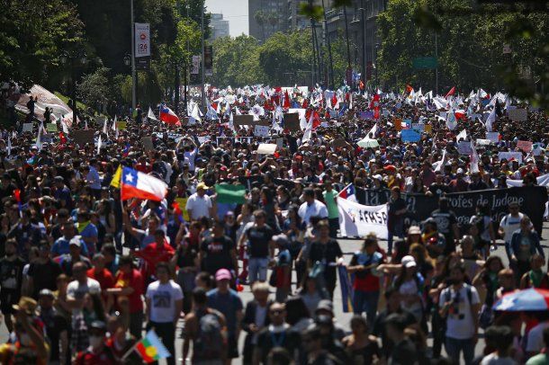 Miles de manifestantes marcharon en rechazo al toque de queda y la represión en Chile