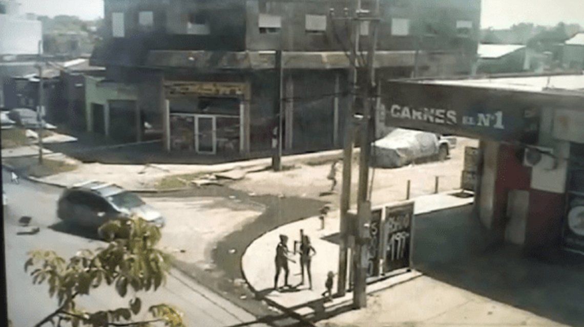 Un auto se subió a la vereda y atropelló a una mujer y a sus dos hijas en Quilmes