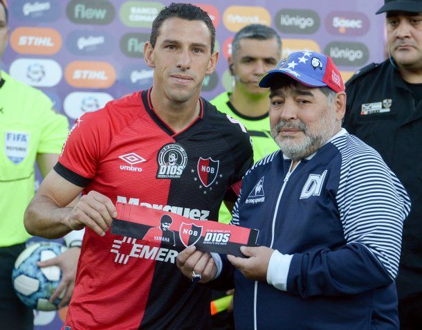 Maxi Rodríguez con Diego Maradona