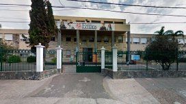 Alumnos apuntaron por la espalda a un docente: para el Colegio Emaús Alumnos apuntaron por la espalda a un docente: para el Colegio Emaús