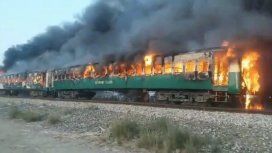 Pakistán: al menos 73 muertos por la explosión de una garrafa en un tren Pakistán: al menos 73 muertos por la explosión de una garrafa en un tren