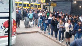 Demoras y largas filas para esperar el colectivo: así se sintió el paro de trenes Demoras y largas filas para esperar el colectivo: así se sintió el paro de trenes