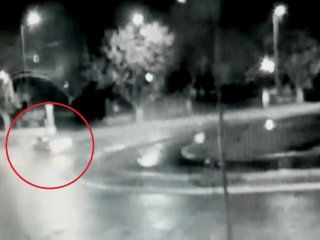 manejaba borracho, siguio de largo en una rotonda y termino adentro de una fuente manejaba borracho, siguio de largo en una rotonda y termino adentro de una fuente