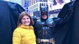 Patricia Bullrich cantó vamos a volver en Nueva York junto a Batman Patricia Bullrich cantó vamos a volver en Nueva York junto a Batman