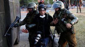Chile: detuvieron a un fotógrafo argentino mientras cubría una protesta Chile: detuvieron a un fotógrafo argentino mientras cubría una protesta