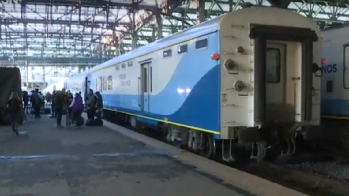Constitución: unos 450 pasajeros que iban a Bahía Blanca en tren quedaron varados por un piquete