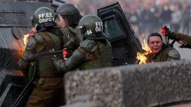 Chile: dos carabineras fueron alcanzadas por bombas molotov en una manifestación Chile: dos carabineras fueron alcanzadas por bombas molotov en una manifestación