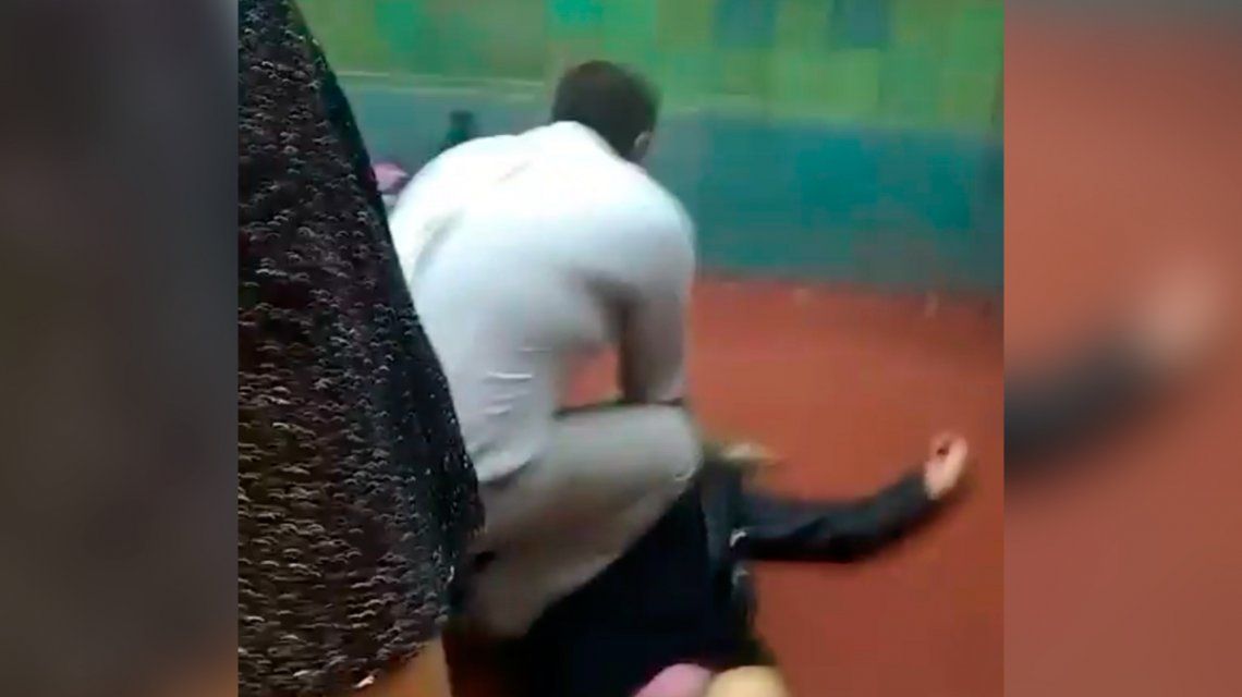 VIDEO: Un hombre golpeó a una mujer en el subte y fue retenido por los pasajeros