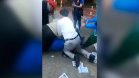 VIDEO: Apuñalan en Hong Kong a un político mientras hacía campaña VIDEO: Apuñalan en Hong Kong a un político mientras hacía campaña