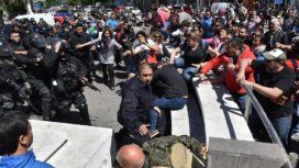 Comenzó el paro docente con marchas en el microcentro tras la represión en Chubut Comenzó el paro docente con marchas en el microcentro tras la represión en Chubut