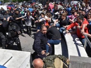 paro nacional docente en repudio a la represion en chubut: detuvieron a un profesor paro nacional docente en repudio a la represion en chubut: detuvieron a un profesor