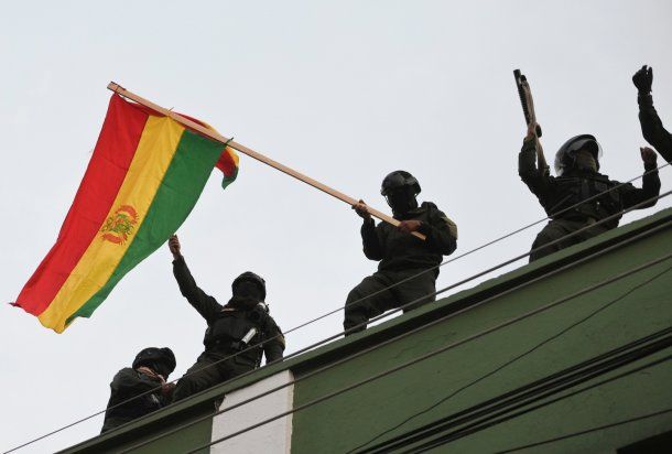 Los policías colgaron banderas bolivianas en las vallas que protegen el Palacio Presidencial