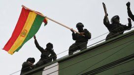 Los policías colgaron banderas bolivianas en las vallas que protegen el Palacio Presidencial Los policías colgaron banderas bolivianas en las vallas que protegen el Palacio Presidencial