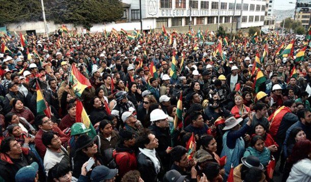Miles de bolivianos a lo largo del país se concentraron frente a comisarías policiales 
