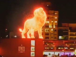 la plata: un leon de fuego camino sobre el nuevo estadio de estudiantes la plata: un leon de fuego camino sobre el nuevo estadio de estudiantes