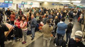 Caos en Aeroparque y Ezeiza: 55 vuelos cancelados y más de 6 mil pasajeros afectados por un paro de despachantes Caos en Aeroparque y Ezeiza: 55 vuelos cancelados y más de 6 mil pasajeros afectados por un paro de despachantes