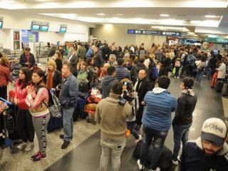 caos en aeroparque y ezeiza: 55 vuelos cancelados y mas de 6 mil pasajeros afectados por un paro de despachantes caos en aeroparque y ezeiza: 55 vuelos cancelados y mas de 6 mil pasajeros afectados por un paro de despachantes