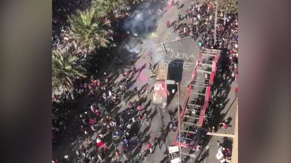 Manifestantes atacaron con piedras a un camión de Carabineros en una protesta Manifestantes atacaron con piedras a un camión de Carabineros en una protesta