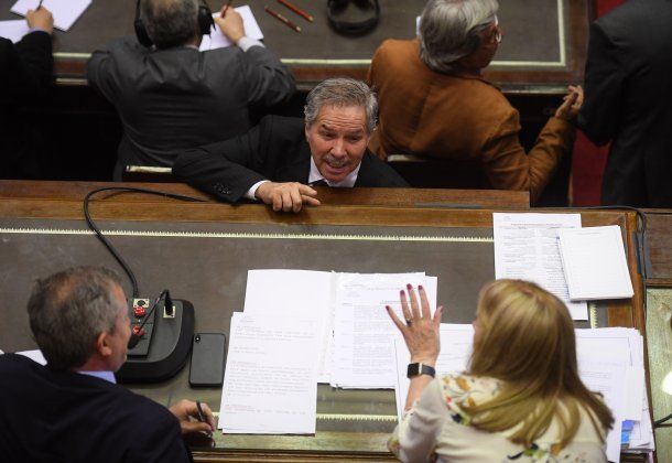 Felipe Solá dialoga con Emilio Monzó