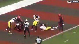 Una de las peleas más brutales de la NFL: le sacó el casco y lo golpeó en la cabeza Una de las peleas más brutales de la NFL: le sacó el casco y lo golpeó en la cabeza