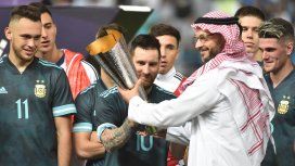 Lionel Messi recibe el trofeo por ganar el Superclásico de las Américas Lionel Messi recibe el trofeo por ganar el Superclásico de las Américas