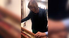 Gendarmería le regaló a Bullrich un sable con la frase No tiraré a ningún gendarme por la ventana grabada Gendarmería le regaló a Bullrich un sable con la frase No tiraré a ningún gendarme por la ventana grabada