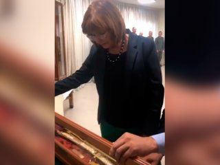 gendarmeria le regalo a bullrich un sable con la frase no tirare a ningun gendarme por la ventana grabada gendarmeria le regalo a bullrich un sable con la frase no tirare a ningun gendarme por la ventana grabada