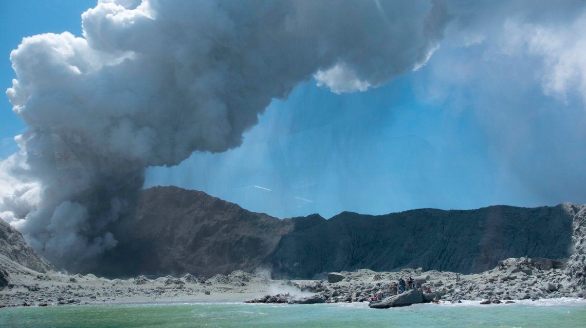 Nueva Zelanda: al menos cinco muertos por la erupción de un volcán