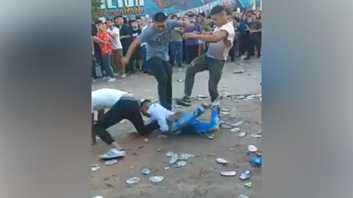 VIDEO: Brutal batalla campal en una facultad de La Plata