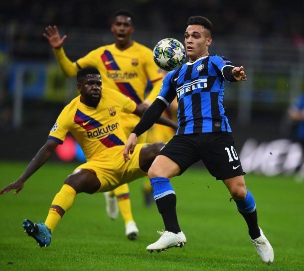 Lautaro Martínez domina la pelota ante el Barcelona