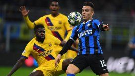 Lautaro Martínez domina la pelota ante el Barcelona Lautaro Martínez domina la pelota ante el Barcelona