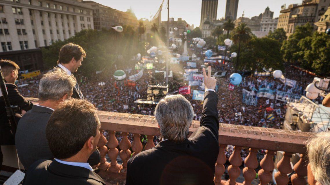 Una multitud colmó la Plaza de Mayo Una multitud colmó la Plaza de Mayo