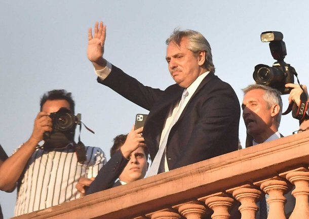 El presidente saluda desde la azotea de la Casa de Gobierno