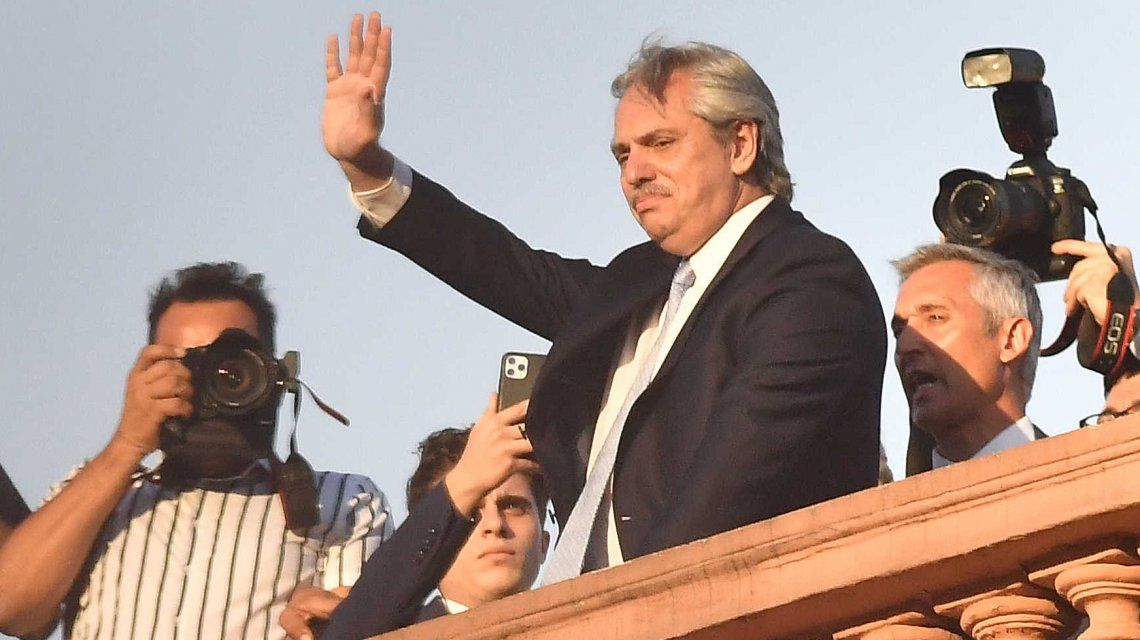 El presidente saluda desde la azotea de la Casa de Gobierno El presidente saluda desde la azotea de la Casa de Gobierno