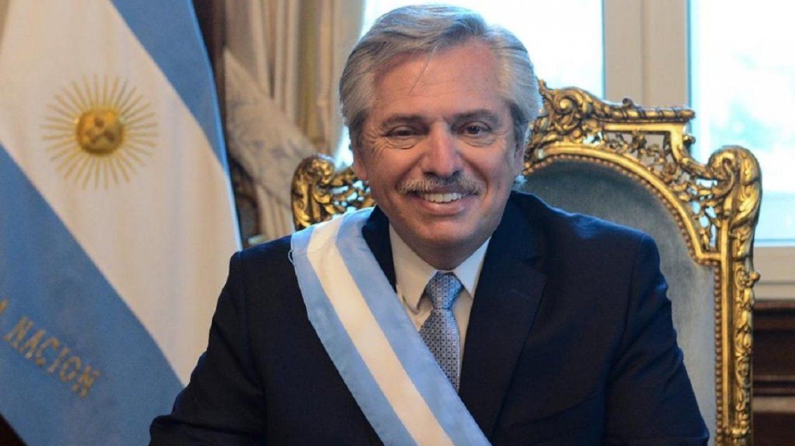 El presidente en su primera foto sentado en el sillón que usara su antecesor Julio Argentino Roca El presidente en su primera foto sentado en el sillón que usara su antecesor Julio Argentino Roca