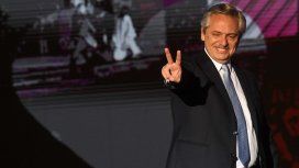 El presidente saludó a la multitud y emitió un discurso en el escenario de la Plaza de Mayo El presidente saludó a la multitud y emitió un discurso en el escenario de la Plaza de Mayo