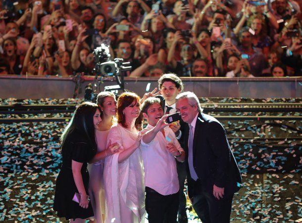 Axel Kicillof, gobernador electo de la provincia de Buenos Aires, sacó una selfie en el escenario