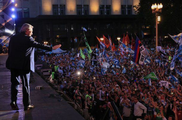 Alberto Fernández habla ante la multitud