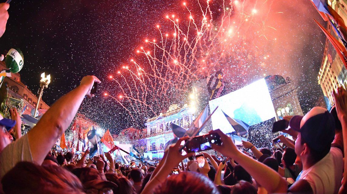 Tras el discurso de Alberto Fernández hubo un show de fuegos artificiales Tras el discurso de Alberto Fernández hubo un show de fuegos artificiales