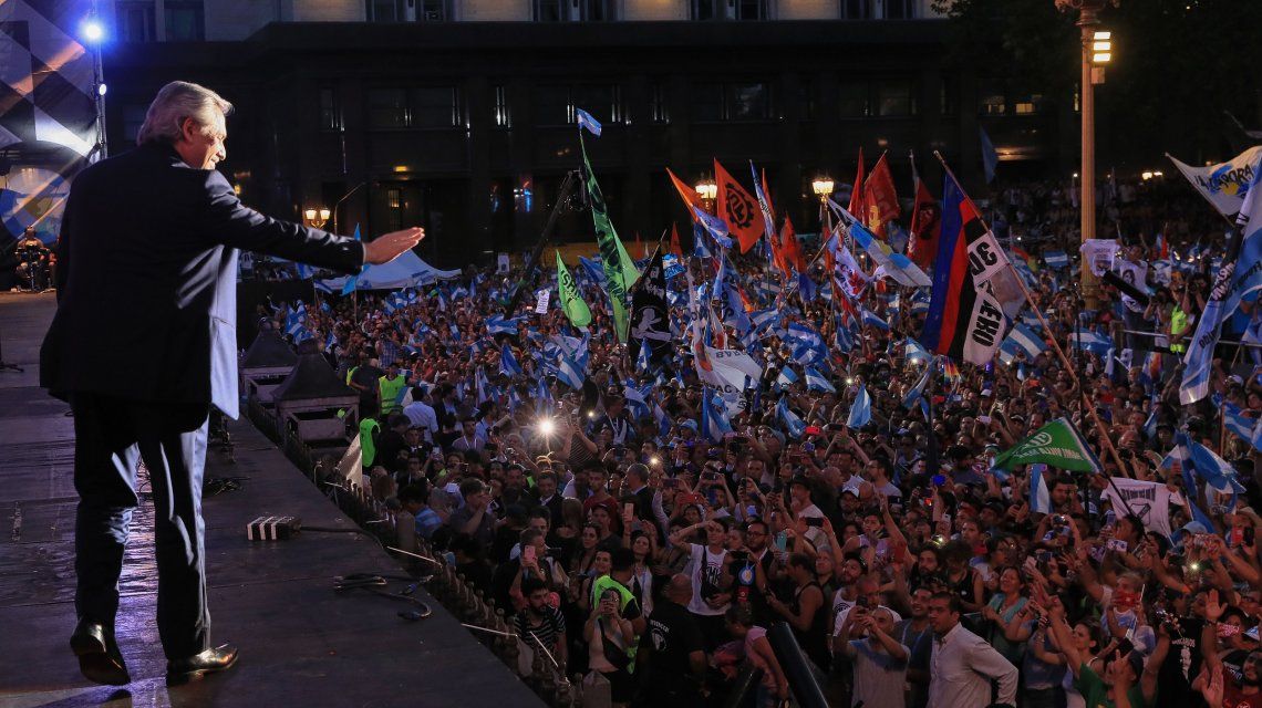 Alberto Fernández habla ante la multitud Alberto Fernández habla ante la multitud
