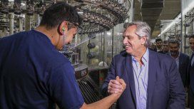 Alberto Fernández durante su visita a una de las textiles más importantes Alberto Fernández durante su visita a una de las textiles más importantes