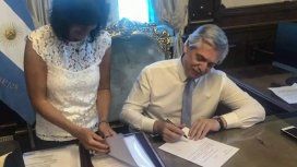 Alberto Fernández firmando decretos Alberto Fernández firmando decretos