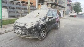Neuquén: un auto quedó destruido tras caerle cemento desde una obra en construcción Neuquén: un auto quedó destruido tras caerle cemento desde una obra en construcción