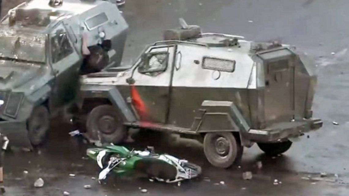 Chile: una tanqueta de Carabineros aplastó a un joven durante una manifestación en Santiago