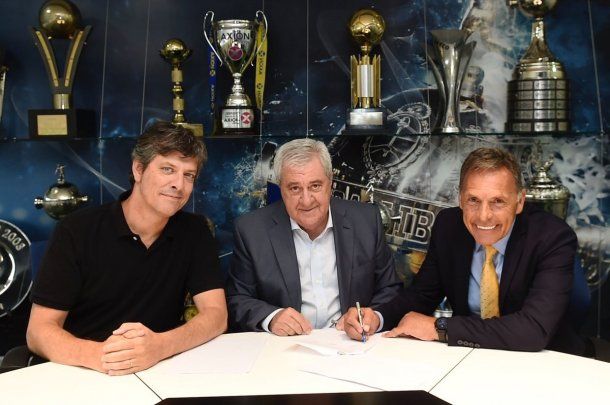 El vicepresidente de Boca Mario Pergolini junto al presidente Jorge Amor Ameal y el director técnico Miguel Ángel Russo
