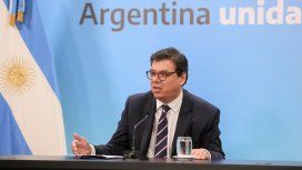 El Gobierno anunció una suba salarial de 4.000 pesos en dos cuotas para los trabajadores privados El Gobierno anunció una suba salarial de 4.000 pesos en dos cuotas para los trabajadores privados