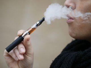 la pareja acusada de contrabando de cigarrillos electronicos no ira a juicio: la mujer realizara tareas comunitarias la pareja acusada de contrabando de cigarrillos electronicos no ira a juicio: la mujer realizara tareas comunitarias