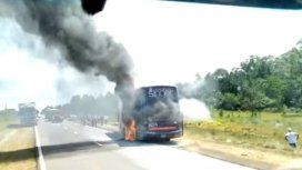 Un micro se prendió fuego en la ruta 14 de Corrientes Un micro se prendió fuego en la ruta 14 de Corrientes