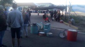 Maleteros bloquean el acceso a la ferroautomotora Maleteros bloquean el acceso a la ferroautomotora